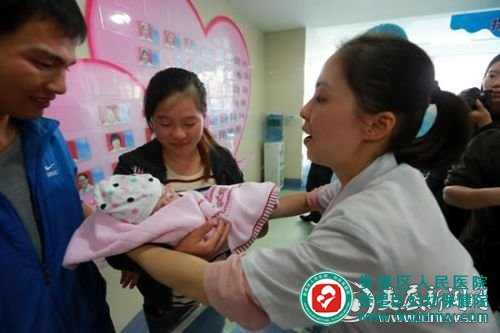 10月23日，湖南省婁底市袖珍嬰兒媽媽在婁星區婦幼保健院高興接過兒子彭安康。